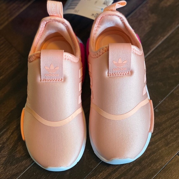 Kids brand new Nike shoes pink size 9 and black size 10 - Picture 2 of 6